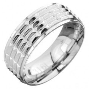 Šperky eshop - Prsteň z ocele - obrúčka s obdĺžnikovou štruktúrou v strede C26.9 - Veľkosť: 62 mm