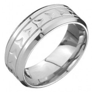 Šperky eshop - Prsteň z ocele - obrúčka, V zárezy uprostred a dve línie rýh C26.8 - Veľkosť: 65 mm