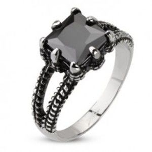 Šperky eshop - Prsteň z ocele - štvorcový ónyx uchopený pazúrmi, patinovaný E2.5 - Veľkosť: 60 mm