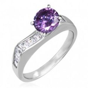 Šperky eshop - Prsteň z ocele - výrazný fialový zirkón, štvorcové číre zirkóny F7.17 - Veľkosť: 51 mm