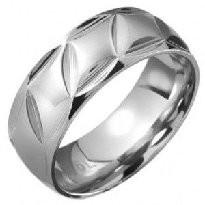 Šperky eshop - Prsteň z ocele - zrnkové priehlbiny a kosoštvorce C26.13 - Veľkosť: 59 mm