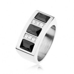 Šperky eshop - Prsteň z ocele 316L vykladaný ligotavými zirkónmi v čiernej a čírej farbe SP53.15 - Veľkosť: 57 mm