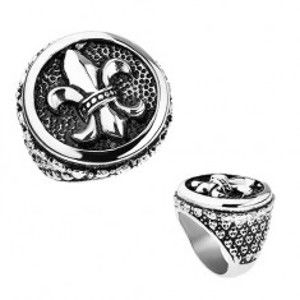 Šperky eshop - Prsteň z ocele, strieborná farba, patina, Fleur de Lis v kruhu, srdiečka T23.14 - Veľkosť: 69 mm