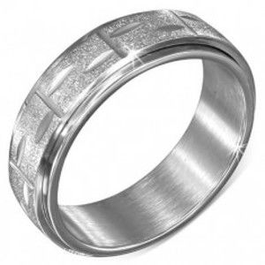 Šperky eshop - Prsteň z ocele striebornej farby - točiaca sa pieskovaná obruč s ryhami BB5.17 - Veľkosť: 61 mm