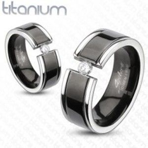 Šperky eshop - Prsteň z titánu - čierny pás, zirkón F3.7/8 - Veľkosť: 67 mm