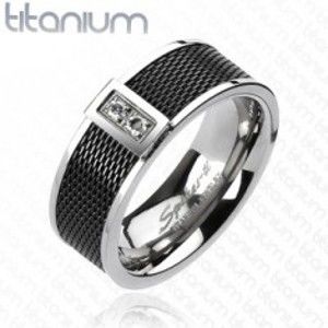 Šperky eshop - Prsteň z titánu - čierny sieťovaný vzor, dva číre zirkóny K10.2 - Veľkosť: 67 mm