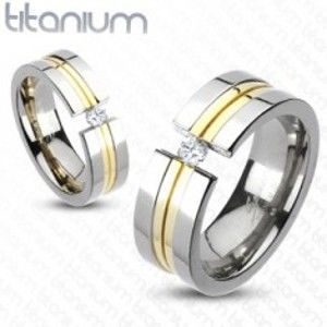 Šperky eshop - Prsteň z titánu - dva pásy zlatej farby, zirkón F2.15 - Veľkosť: 52 mm
