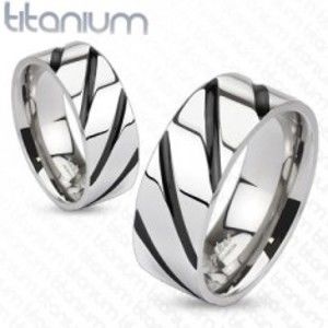 Šperky eshop - Prsteň z titánu - lesklý  pás v striebornej farbe, čierne šikmé pruhy L8.09 - Veľkosť: 49 mm