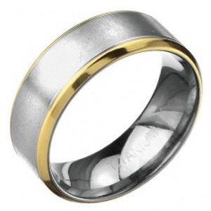 Šperky eshop - Prsteň z titánu - matný pás striebornej farby s vrúbkami a lem zlatej farby C23.14 - Veľkosť: 70 mm
