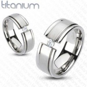 Šperky eshop - Prsteň z titánu - rozťatá obrúčka, trblietavý zirkón K10.13 - Veľkosť: 51 mm