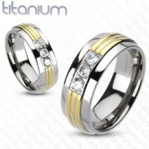 Šperky eshop - Prsteň z titánu - stred v zlatej farbe, tri číre zirkóny K10.4 - Veľkosť: 55 mm
