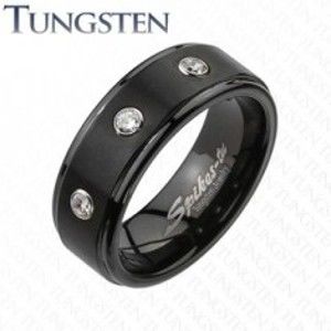 Šperky eshop - Prsteň z wolfrámu - čierny povrch s tromi čírymi zirkónmi K16.18 - Veľkosť: 49 mm