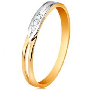 Šperky eshop - Prsteň zo 14K zlata, dvojfarebné ramená s výrezom a troma čírymi zirkónikmi GG189.43/49 - Veľkosť: 60 mm