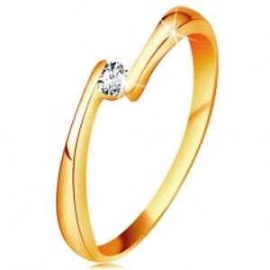 Šperky eshop - Prsteň zo žltého 14K zlata - číry diamant medzi zúženými koncami ramien BT181.09/15 - Veľkosť: 51 mm