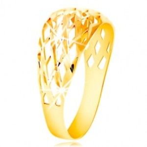 Šperky eshop - Prsteň zo žltého 14K zlata - mriežka z tenkých ligotavých línií, drobné zárezy GG212.13/19 - Veľkosť: 52 mm