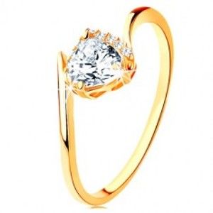 Šperky eshop - Prsteň zo žltého 9K zlata - číre zirkónové srdiečko, zahnuté konce ramien GG117.29 - Veľkosť: 58 mm