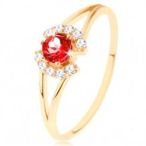 Šperky eshop - Prsteň zo žltého 9K zlata - okrúhly červený granát medzi čírymi oblúčikmi GG65.30/35 - Veľkosť: 54 mm