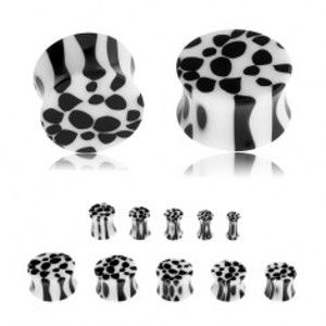 Šperky eshop - Sedlový plug do ucha z akrylu, čierno-biely leopardí vzor S47.11 - Hrúbka: 4 mm