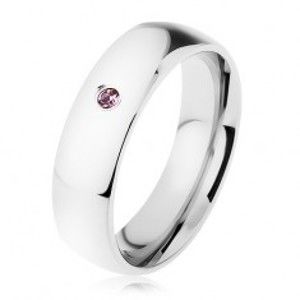 Šperky eshop - Širšia oceľová obrúčka, strieborná farba, drobný zirkónik vo fialovom odtieni HH9.18 - Veľkosť: 55 mm