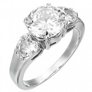 Šperky eshop - Snubný prsteň - 1 veľký zirkón a 2 srdiečkové zirkóny D16.18 - Veľkosť: 50 mm