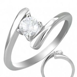 Šperky eshop - Snubný prsteň - okrúhly zirkón uchytený medzi koncami prsteňa F7.3 - Veľkosť: 50 mm