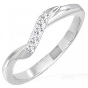 Šperky eshop - Snubný prsteň z ocele - šikmý zirkónový pás F8.17 - Veľkosť: 56 mm