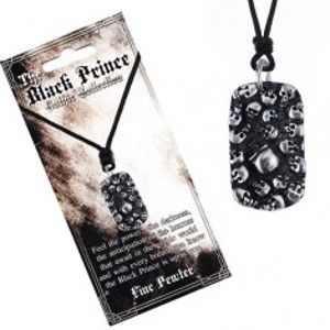 Šperky eshop - Šnúrkový náhrdelník - čierny s kovovým štítkom s lebkami Y51.20
