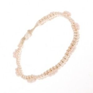 Šperky eshop - Šnúrkový náramok - béžový, husto spletený, korálky krémovej farby S17.12