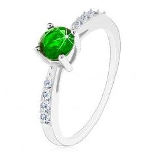 Strieborný 925 prsteň, lesklé ramená vykladané čírymi zirkónikmi, zelený zirkón - Veľkosť: 58 mm
