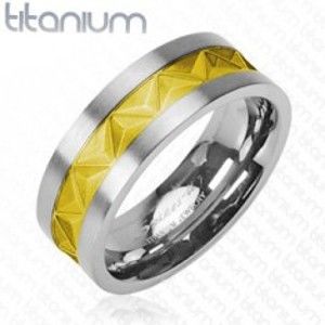 Šperky eshop - Titánová obrúčka - vzor trojuholníkov zlatej farby  J2.9 - Veľkosť: 59 mm