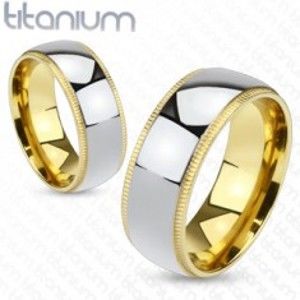 Šperky eshop - Titánová obrúčka striebristej farby so zlatistým vrúbkovaným okrajom L2.01 - Veľkosť: 57 mm