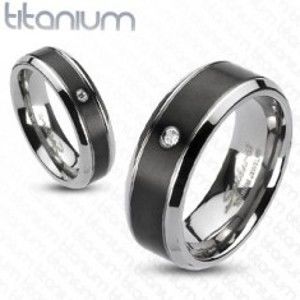 Šperky eshop - Titánový prsteň - čierny pás so zirkónom F1.6 - Veľkosť: 62 mm