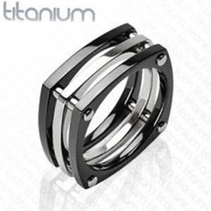 Šperky eshop - Titánový prsteň - tri štvorce spojené nitmi J1.3 - Veľkosť: 67 mm
