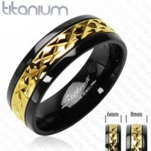 Šperky eshop - Titánový prsteň čierny so vzorovaným pruhom zlatej farby D11.8 - Veľkosť: 55 mm