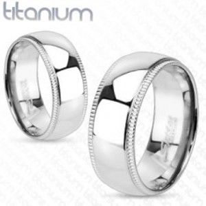 Šperky eshop - Titánový prsteň s ozdobnými vrúbkovanými okrajmi L1.08/L3.05 - Veľkosť: 59 mm