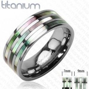 Šperky eshop - Titánový prsteň s troma perleťovými pruhmi v dúhových odtieňoch D7.8 - Veľkosť: 49 mm