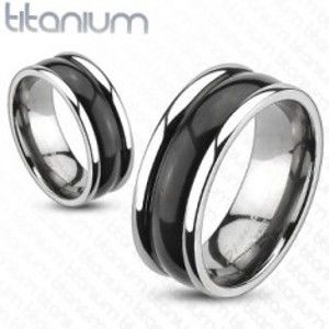Šperky eshop - Titánový prsteň s vyvýšenými okrajmi a oblým čiernym stredom C19.4/C19.5 - Veľkosť: 49 mm