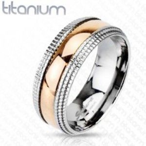 Šperky eshop - Titánový prsteň so vzorovanými okrajmi a stredom ružovozlatej farby K16.13 - Veľkosť: 59 mm