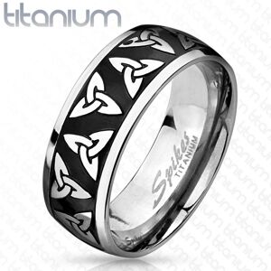Titánový prsteň striebornej a čiernej farby, lesklé okraje, keltské symboly, 8 mm - Veľkosť: 65 mm