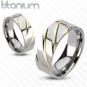 Šperky eshop - Titánový prsteň striebornej farby - prúžky v zlatej farbe F2.13 - Veľkosť: 69 mm
