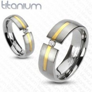 Šperky eshop - Titánový prsteň striebornej farby - prúžok zlatej farby, zirkón F1.7 - Veľkosť: 53 mm