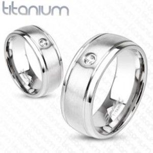 Šperky eshop - Titánový prsteň striebornej farby s matným povrchom, zárezmi a zirkónom, 8 mm M03.03 - Veľkosť: 59 mm