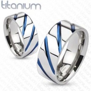 Šperky eshop - Titánový prsteň striebornej farby, vysoký lesk, šikmé modré zárezy SP63.19 - Veľkosť: 55 mm