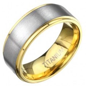 Šperky eshop - Titánový prsteň v zlatej farbe s matným pásom striebornej farby C23.13 - Veľkosť: 70 mm