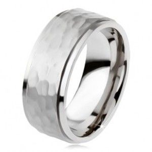 Šperky eshop - Titánový prsteň, vyvýšený matný stredový pás, asymetrické priehlbiny SP32.18 - Veľkosť: 67 mm