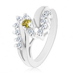 Šperky eshop - Trblietavý prsteň s lesklými ramenami, okrúhly zirkón v zelenožltej farbe, číry lem V02.22 - Veľkosť: 52 mm