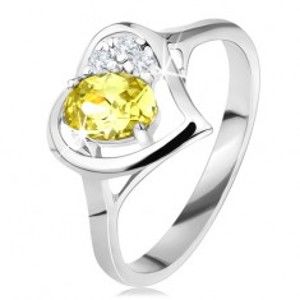 Šperky eshop - Trblietavý prsteň s obrysom srdca, zelenožltý oválny zirkón, tri číre zirkóniky G10.15 - Veľkosť: 61 mm