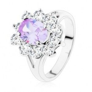 Šperky eshop - Trblietavý prsteň s rozdelenými ramenami, brúsené zirkóny vo svetlofialovej a čírej farbe V08.31 - Veľkosť: 56 mm