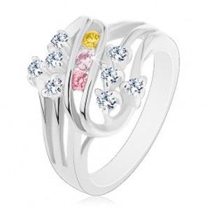 Šperky eshop - Trblietavý prsteň s rozdelenými ramenami, zatočené línie, farebné a číre zirkóniky R48.6 - Veľkosť: 50 mm