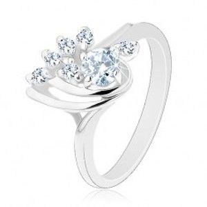 Šperky eshop - Trblietavý prsteň so zahnutými ramenami a s čírymi zirkónmi, lesklé oblúčiky V01.06 - Veľkosť: 49 mm